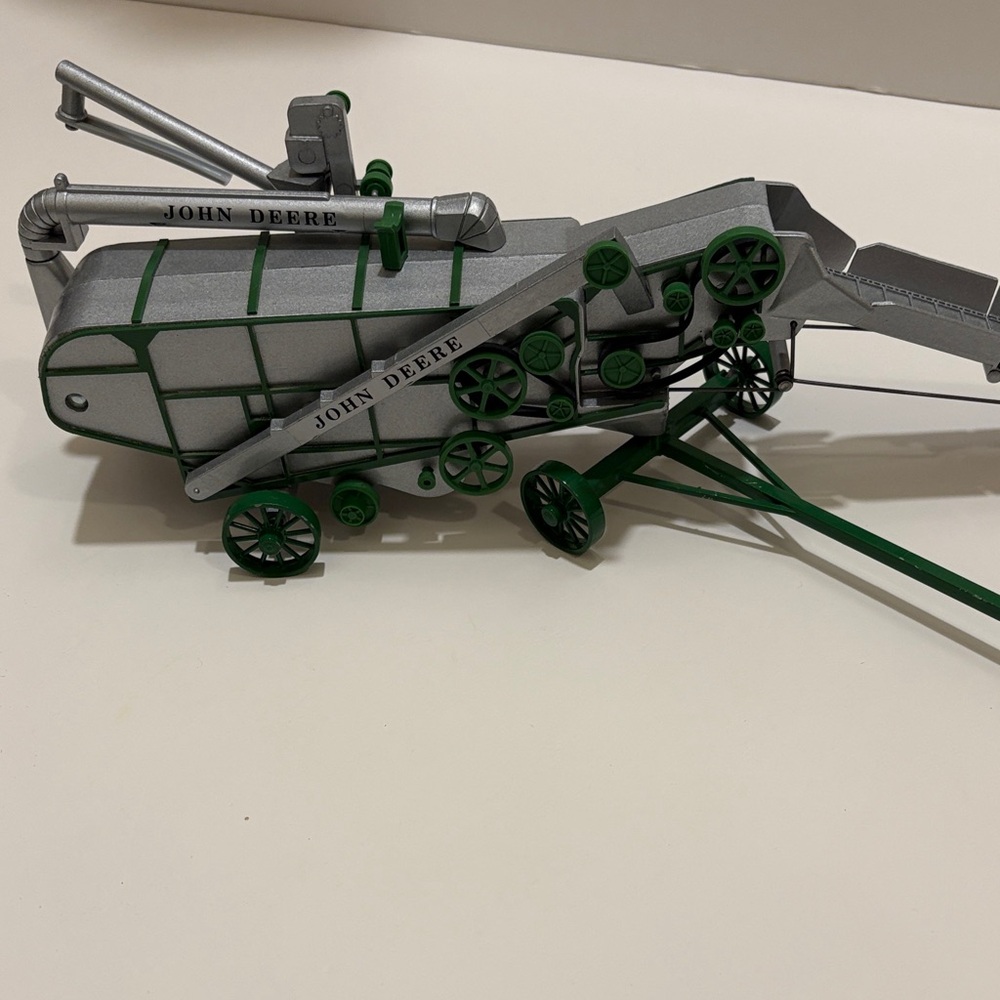Spec Cast John Deere 1938 28x46 Thrasher. 1/28 scale.